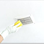 風呂場の天井の換気扇を掃除する手